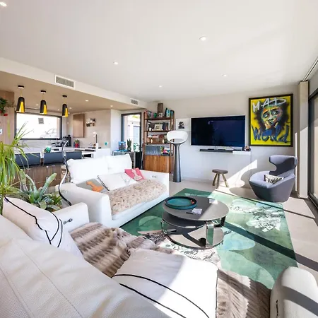 06bk - Superb Contemporary Sea-view Villa